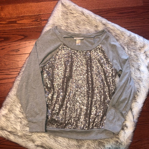 Beautiful sequin top - Picture 3 of 8